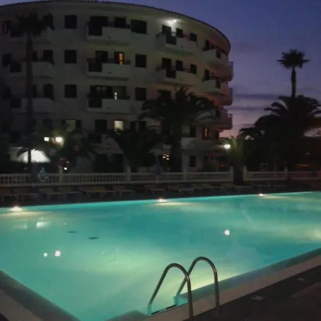 Doble Deluxe Con Media Pension, A 400m De